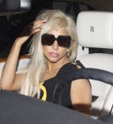 Lady-GaGa-wears-yet-another-relatively-normal-outfit_28629.jpg